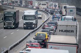 Als autofahrer fühlt man sich auf den arm genommen, wenn ein stau auf. Stau Gotthard Twitter