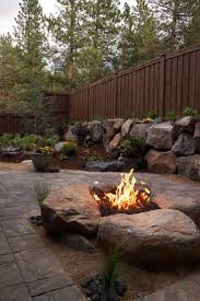 How do you make a fire pit? Romantischer Abend Am Lagerfeuer Im Garten Hintergarten Garten Landschaftsbau Gartengestaltung