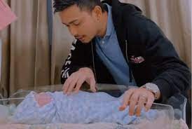 Memang indah betul nama putera sulung comel betul anak elfira, putih gebu. Elfira Loy Pilih Nama Anak Muhamad Rayyan Khalaf