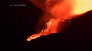 El monte etna es un volcán activo situado en la costa este de sicilia, italia, y es el más alto de todo el país. Volcan Etna Entra En Erupcion Wfla