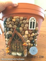 Voici Comment Faire Un Planteur De Maison De Fee Bricolage Gentiment Fantaisiste A Partir D 39 Une Terr Fairy House Crafts Fairy House Diy Welcome Home Crafts
