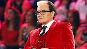 Cristiano malgioglio was born on april 23, 1950 in ramacca, catania, italy as giuseppe cristiano malgioglio. Cristiano Malgioglio Urla E Caos In Aereo Succede Sotto Gli Occhi Di Tutti