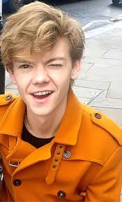 Diferentes (Thomas Brodie-Sangster y tú)