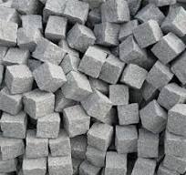 Calçada de paralelepípedos de granito cinza - Pavimentação ...