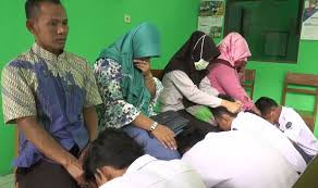 Dalam islam, para ulama berpandangan bahwa tempat tidur anak harus dipisah, baik dengan orang tua ataupun saudaranya jika anak sudah menginjak usia sepuluh tahun. 8 Adab Kepada Orang Tua Dalam Al Qur An Dan Keutamaan Berbakti