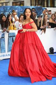 Outfits that deserve to be remembered, for better or for worse. Rihanna Si Presenta Su Un Red Carpet A Londra Con Un Vestito Che Esalta Le Sue Nuove Forme L Huffpost