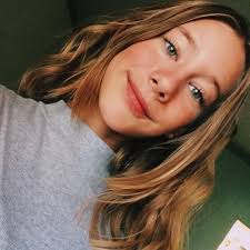 Evelyn Veiga's Instagram, Twitter & Facebook