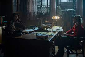 Michelle Gomez Kiernan Shipka In Season 1 Episode 1 Of Chilling Adventures Of Sabrina Source Diyah Pera Netflix Mundo Sombrio