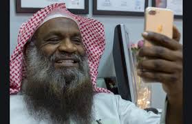 الشيخ عادل بن سالم بن سعيد الكلباني, ويكنّى بأبي عبد الإله، هو إمام وخطيب جامع الملك خالد بالرياض سابقًا، وكُلِّف بإمامة المصلين في صلاة التراويح من عام 1429هـ من شهر رمضان بالمسجد الحرام بمكة المكرمة. Ø¥Ù…Ø§Ù… Ø§Ù„Ø­Ø±Ù… Ø§Ù„Ù…ÙƒÙŠ Ø§Ù„Ø³Ø§Ø¨Ù‚ Ø¹Ø§Ø¯Ù„ Ø§Ù„ÙƒÙ„Ø¨Ø§Ù†ÙŠ ÙˆØ¨Ø¹Ø¯ Ø®Ø·Ø¨Ø© Ø§Ù„Ø¬Ù…Ø¹Ø© ÙŠÙ†Ø´Ø± ØªØºØ±ÙŠØ¯Ø© Ø¬Ù†Ø³ÙŠØ© ÙˆØ·Ù† Ø§Ù„Ø¯Ø¨ÙˆØ±