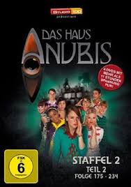 The series tells the story of nina, an american student who earns a scholarship to a fancy english boarding school and becomes a member of the house of anubis, believed to be the nicest house on campus. Das Haus Anubis 2009