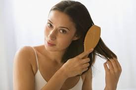 Untuk menyegarkan biji lulus, hanya sikat rambut anda di satu pihak. Tips Mengeringkan Rambut Yang Benar Hello Sehat