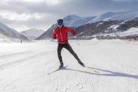 Cross country skis are long, narrow, and lightweight. Cross Country Skiing 10 Good Reasons For Practicing It