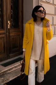 Fur Mehr Farbe Im Alltag So Kombiniere Ich Meinen Gelben Mantel Life Und Style Blog Aus Osterreich Kleidung Kombinieren Outfit Wintertrends