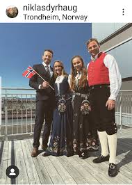 Ryktena om att emil iversen inte längre var singel började snurra efter att han lagt upp en hemlighetsfull bild på instagram på julafton. Norway S National Day Is For Norske Bunader The Daily Skier