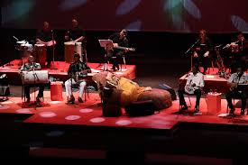 Beth carvalho apresenta um novo estilo de samba em 1978, com o lançamento do disco de pé no chão. Beth Carvalho Faz Show Ao Lado Do Fundo De Quintal Ofuxico