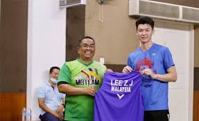 The world no.8 has the weapons and the ability; Lee Zii Jia Plays Badminton With Local Government Officials In Hometown Badmintonplanet Com