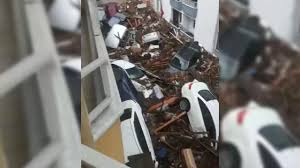 Halk evlerin çatılarına çıktı kastamonu'da ezine çayı üzerine yapılan hes barajı patladı, ilçe sular altında kaldı. Ocg1kcmkvsqasm