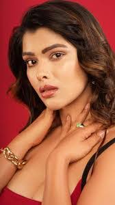 Mahima Gupta's Instagram, Twitter & Facebook