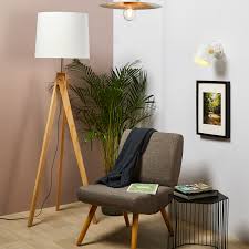 Ainsi, un bon lampadaire en bois aux bases solide se vendra au minimum à partir de 75 € environ. Lampadaire Trepied Bois Corep Tiko Leroy Merlin