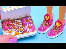 как сделать домик для кукол барби из коробки под обуви 7 Diy Barbie Hacks And Crafts Barbie Shoes Miniature Donuts And More Youtube S Izobrazheniyami Veshi Dlya Kukol Kukly Video