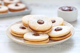 In questo modo la marmellata aderirà bene alla frolla e la consistenza sarà perfetta. Ricetta Occhi Di Bue Montersino