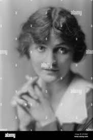 Eleanor Calhoun's Instagram, Twitter & Facebook