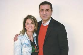 Delal ve dılda, anneleriyle birlikte, babalarının şarkısını çalıp söyledikten sonra neler konuşuldu? Tutuklu Bulunan Selahattin Demirtas Cocuklariyla Gorusturulmedi Evrensel