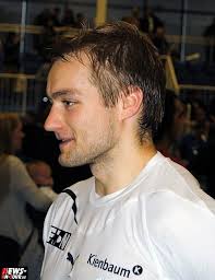 TOYOTA Handball-Bundesliga: Sieg des VfL Gummersbach im Derby in Dormagen  gegen den DHC Rheinland wurde durch den schweren Unfall von Adrian Wagner  überschattet! Nach minutenlanger Behandlungspause auf dem Spielfeld wurde  ´Adi´ auf