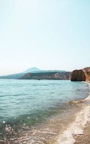 Η ακτογραμμή της μήλου έχει έντονο διαμελισμό και σχηματίζει πολλούς όρμους και ορμίσκους. Pin Ston Pinaka Merh Gia Na Episkeftw Mhlos