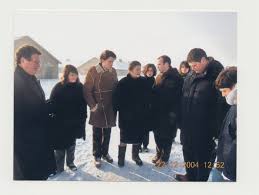 Paris, 3 juin 1979, simone veil en famille, avec son mari, antoine veil dans son appartement, place vauban, à l'occasion. Simone Veil Entouree De Sa Famille A Auschwitz 2004