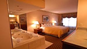 Whether your ideal getaway includes luxury bathrobes and wine nights or sports bars and casinos, this list has the perfect accommodations for your couple's. Romantic Hotels With Jacuzzi In Room Chicago Novocom Top