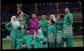 Kompilasi iklan raya aidilfitri 2020 part 1, koleksi iklan raya petronas part 1 1996 2008, koleksi iklan raya petronas part 2 2010 2019, iklan raya 2010 2019 kompilasi, petronas raya 2020 antara dua jendela, koleksi iklan raya terbaik petronas dan tnb komfem menangis tengok. Video Iklan Raya 2018 Petronas Misi Riuh Raya Akhirnya Dilancarkan Kisah Dunia