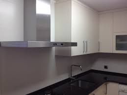 Lo más común es incluirla en la parte central que llevará luz indirecta a toda la estancia. Cocina En Blanco Negro Y Gris Decoyba Reforma De Banos Y Cocinas