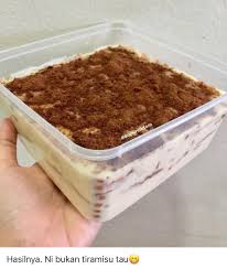 (c) kemudian menitkan sedikit pewarna kuning pada adunan yang telah disediakan serta digaulkan. Begini Caranya Nak Buat Cheesekut Mudah Dan Sedap Keluarga
