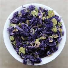 Sin dal 1997 grazie a due coraggiose aziende che scelsero di sperimentare la particolare coltivazione delle specie officinali, le colline di sale san giovanni ogni anno si trasformano in una tavolozza variegata di colori dal blu intenso della lavanda al giallo dell'elicriso e del finocchio, dal bianco della camomilla al violetto della salvia. Fiori Di Malva Blu Violetto The Tea Torino