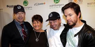 Mark wahlberg hatte der liebe nach einer schlechten erfahrung in jungen jahren abgeschworen, entdeckte sie aber mit seiner ehefrau neu. 2021 Alma Wahlberg Die Mutter Von Mark Und Donnie Wahlberg Ist Im Alter Von 78 Jahren Gestorben Gettotext Com