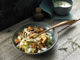 Bandnudeln Mit Pfifferlingen In Rosmarinsahne Vegetarische Nudelgerichte Bandnudeln Pfifferlinge