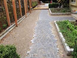 Weg Aus Dunklem Granit Mit Ausgefransten Randern Wassergebundene Decke Und Mit Granit Eingefasste Gemusebeete 20cm Erhoht Garten Deko Gartenpflege Garten