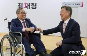 한국입양홍보회 홈페이지 캡처 양부모의 끔찍한 학대로 사망한 정인이 사건으로 입양이 사회적 화두로 떠오른 가운데 두 아들을 입양해 어엿하게 키운 최재형 (65) 감사원장 부부의 입양 스토리에 이목이 쏠리고 있다. 8ir6 Bvnhses M
