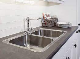 landelijke rechte keuken met dubbele spoelbak en kunststof aanrechtblad de keukenkraan deurknoppen en bovenkastjes zorgen voor keuken keukenkraan keuken idee