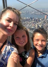 Au două fete gemene, născute în 2008: Rebecca Romijn Grosse Gewicht Alter Korperstatistik