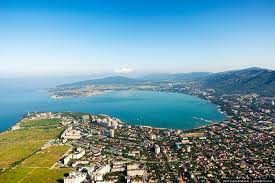 Геленджи́к) is a resort town in krasnodar krai, russia, located on the gelendzhik bay of the black sea, between novorossiysk (31 kilometers (19 mi) to the northwest) and tuapse (93 kilometers (58 mi) to the southeast). Kakuyu Kvartiru Kupit V Gelendzhike Nedvizhimost U Morya Stati O Nedvizhimosti Stroitelstve I Remonte Sibdom