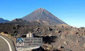 Fogo erupted out of the atlantic 100000 years ago and has been an active volcano ever since. Vulkanausbruch Fogo Spuckt Feuer Eskp