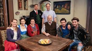 Der altar in der halbkreisförmigen apsis war mit roten und weißen blumen geschmückt. Tegernseer Volkstheater Br Fernsehen Fernsehen Br De
