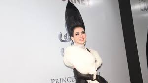 Wanita berusia 22 tahun ini, berdandan ala syahrini dengan membuat model rambut berdiri ke atas alias jambul khatulistiwa. Syahrini Pamer Jambul Khatulistiwa Sebelum Konser Journey Of Syahrini Kumparan Com