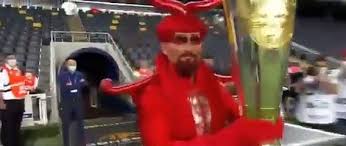 The land of legend cup turnuvasında ise kupa şeytan kostümlü ve makyajlı kişi tarafından veriliyor. Fenerbahce Ye Kupayi Getiren Seytan Kostumlu Adam Gundemde Dailymotion Video