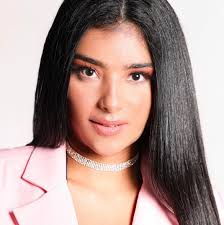 Tener fe es "Buscar" lo imposible: sonreir cuando tus dias se encuentran  nublados y tus ojos se han secado de tanto llorar. Tener fe es no dejar  nunca de desnudar tus labios