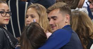 Die kleine tochter wurde per kaiserschnitt geboren). Griezmann Hubsch Oder Nicht Fussball Aussehen Em
