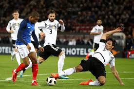 Mais les bleus n'ont pas réussi à se mettre à l'abri en fin de match. Mats Hummels Kylian Mbappe Mats Hummels And Kylian Mbappe Photos Zimbio