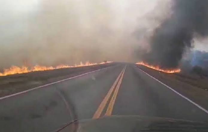 Los incendios en banquinas y campos representan un severo peligro para la seguridad vial y el medio ambiente., generada por IA